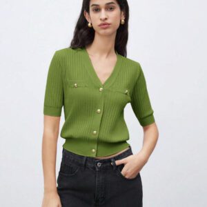 BizChic 2025 Nouveau Cardigan à col en V vert avocat avec boutons métalliques, tricot côtelé, manches courtes, hauts pour femmes. Décontracté chic pour le travail, les déplacements quotidiens, élégant pour les mariages, les festivals de musique champêtres, les brunchs, les aéroports dans le style vintage des années 90, Stockholm, Jour de l'Indépendance