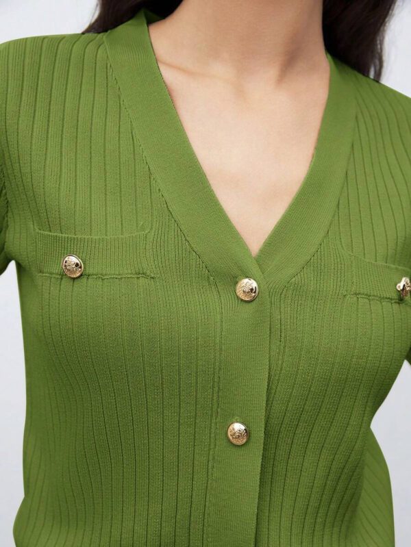 BizChic 2025 Nouveau Cardigan à col en V vert avocat avec boutons métalliques, tricot côtelé, manches courtes, hauts pour femmes. Décontracté chic pour le travail, les déplacements quotidiens, élégant pour les mariages, les festivals de musique champêtres, les brunchs, les aéroports dans le style vintage des années 90, Stockholm, Jour de l'Indépendance – Image 71