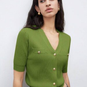 BizChic 2025 Nouveau Cardigan à col en V vert avocat avec boutons métalliques, tricot côtelé, manches courtes, hauts pour femmes. Décontracté chic pour le travail, les déplacements quotidiens, élégant pour les mariages, les festivals de musique champêtres, les brunchs, les aéroports dans le style vintage des années 90, Stockholm, Jour de l'Indépendance
