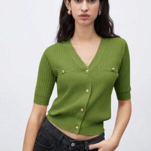 BizChic 2025 Nouveau Cardigan à col en V vert avocat avec boutons métalliques, tricot côtelé, manches courtes, hauts pour femmes. Décontracté chic pour le travail, les déplacements quotidiens, élégant pour les mariages, les festivals de musique champêtres, les brunchs, les aéroports dans le style vintage des années 90, Stockholm, Jour de l'Indépendance