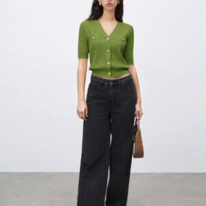 BizChic 2025 Nouveau Cardigan à col en V vert avocat avec boutons métalliques, tricot côtelé, manches courtes, hauts pour femmes. Décontracté chic pour le travail, les déplacements quotidiens, élégant pour les mariages, les festivals de musique champêtres, les brunchs, les aéroports dans le style vintage des années 90, Stockholm, Jour de l'Indépendance