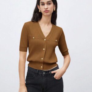 BizChic 2025 Nouveau Cardigan à col en V vert avocat avec boutons métalliques, tricot côtelé, manches courtes, hauts pour femmes. Décontracté chic pour le travail, les déplacements quotidiens, élégant pour les mariages, les festivals de musique champêtres, les brunchs, les aéroports dans le style vintage des années 90, Stockholm, Jour de l'Indépendance