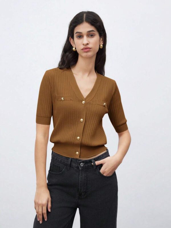 BizChic 2025 Nouveau Cardigan à col en V vert avocat avec boutons métalliques, tricot côtelé, manches courtes, hauts pour femmes. Décontracté chic pour le travail, les déplacements quotidiens, élégant pour les mariages, les festivals de musique champêtres, les brunchs, les aéroports dans le style vintage des années 90, Stockholm, Jour de l'Indépendance – Image 75