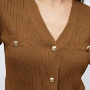 BizChic 2025 Nouveau Cardigan à col en V vert avocat avec boutons métalliques, tricot côtelé, manches courtes, hauts pour femmes. Décontracté chic pour le travail, les déplacements quotidiens, élégant pour les mariages, les festivals de musique champêtres, les brunchs, les aéroports dans le style vintage des années 90, Stockholm, Jour de l'Indépendance