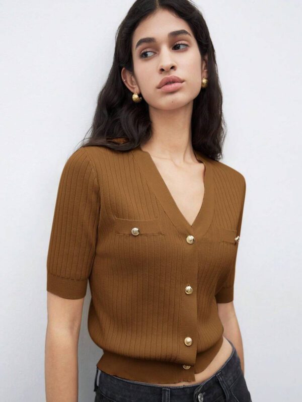 BizChic 2025 Nouveau Cardigan à col en V vert avocat avec boutons métalliques, tricot côtelé, manches courtes, hauts pour femmes. Décontracté chic pour le travail, les déplacements quotidiens, élégant pour les mariages, les festivals de musique champêtres, les brunchs, les aéroports dans le style vintage des années 90, Stockholm, Jour de l'Indépendance – Image 78