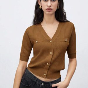 BizChic 2025 Nouveau Cardigan à col en V vert avocat avec boutons métalliques, tricot côtelé, manches courtes, hauts pour femmes. Décontracté chic pour le travail, les déplacements quotidiens, élégant pour les mariages, les festivals de musique champêtres, les brunchs, les aéroports dans le style vintage des années 90, Stockholm, Jour de l'Indépendance