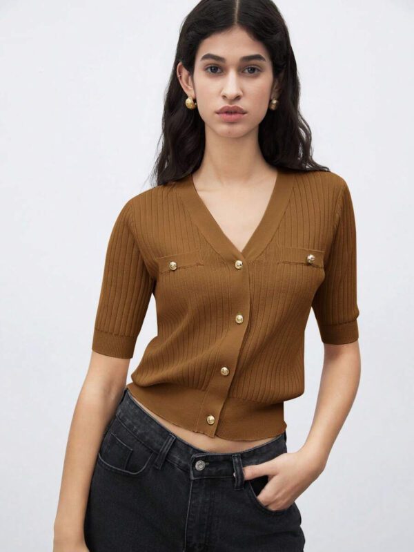 BizChic 2025 Nouveau Cardigan à col en V vert avocat avec boutons métalliques, tricot côtelé, manches courtes, hauts pour femmes. Décontracté chic pour le travail, les déplacements quotidiens, élégant pour les mariages, les festivals de musique champêtres, les brunchs, les aéroports dans le style vintage des années 90, Stockholm, Jour de l'Indépendance – Image 79