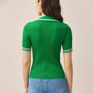 BizChic 2025 Nouveau pull court d'été pour femmes en tricot, col polo vert à contraste de couleurs, demi-placket, manches courtes, pour une tenue décontractée et élégante au quotidien, pour les vacances, les mariages, les festivals de musique champêtres, l'aéroport, le style vintage des années 90 à Stockholm, le 4 juillet