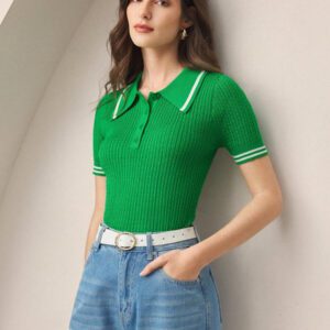 BizChic 2025 Nouveau pull court d'été pour femmes en tricot, col polo vert à contraste de couleurs, demi-placket, manches courtes, pour une tenue décontractée et élégante au quotidien, pour les vacances, les mariages, les festivals de musique champêtres, l'aéroport, le style vintage des années 90 à Stockholm, le 4 juillet