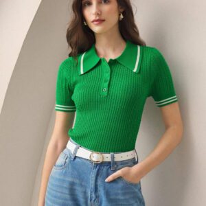 BizChic 2025 Nouveau pull court d'été pour femmes en tricot, col polo vert à contraste de couleurs, demi-placket, manches courtes, pour une tenue décontractée et élégante au quotidien, pour les vacances, les mariages, les festivals de musique champêtres, l'aéroport, le style vintage des années 90 à Stockholm, le 4 juillet
