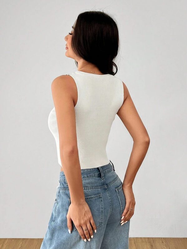 SHEIN PETITE Top tricoté sans manches de couleur unie style décontracté pour femmes, veste simple, veste-gilet avec fente à l'ourlet, gilet blanc col V, gilet beige, gilet de vacances, Top de vacances col V à ourlet asymétrique – Image 3