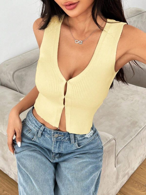 SHEIN PETITE Top tricoté sans manches de couleur unie style décontracté pour femmes, veste simple, veste-gilet avec fente à l'ourlet, gilet blanc col V, gilet beige, gilet de vacances, Top de vacances col V à ourlet asymétrique – Image 15