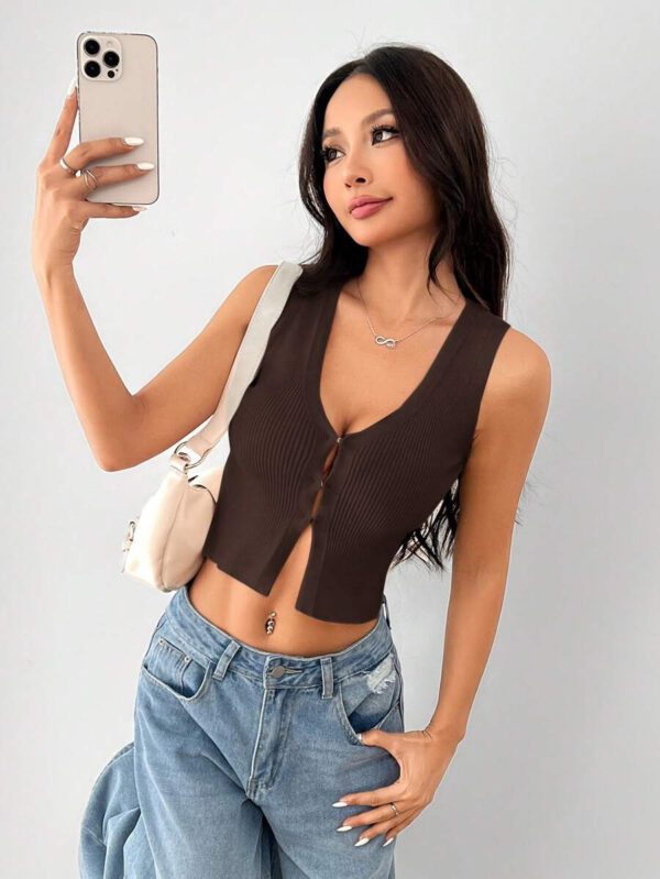 SHEIN PETITE Top tricoté sans manches de couleur unie style décontracté pour femmes, veste simple, veste-gilet avec fente à l'ourlet, gilet blanc col V, gilet beige, gilet de vacances, Top de vacances col V à ourlet asymétrique – Image 47