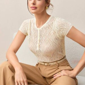 BizChic 2025 Nouvelle mode printemps et été pour femmes, tenue de bureau décontractée quotidienne, élégante tenue de villégiature, convient pour invité de mariage, festival de musique champêtre, petit-déjeuner, aéroport, style vintage des années 90 de Stockholm, travail décontracté élégant américain indépendant pour sorties, pull en tricot crème ajouré jacquard pour femmes