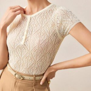 BizChic 2025 Nouvelle mode printemps et été pour femmes, tenue de bureau décontractée quotidienne, élégante tenue de villégiature, convient pour invité de mariage, festival de musique champêtre, petit-déjeuner, aéroport, style vintage des années 90 de Stockholm, travail décontracté élégant américain indépendant pour sorties, pull en tricot crème ajouré jacquard pour femmes