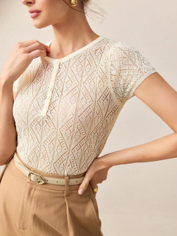 BizChic 2025 Nouvelle mode printemps et été pour femmes, tenue de bureau décontractée quotidienne, élégante tenue de villégiature, convient pour invité de mariage, festival de musique champêtre, petit-déjeuner, aéroport, style vintage des années 90 de Stockholm, travail décontracté élégant américain indépendant pour sorties, pull en tricot crème ajouré jacquard pour femmes – Image 7