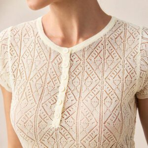 BizChic 2025 Nouvelle mode printemps et été pour femmes, tenue de bureau décontractée quotidienne, élégante tenue de villégiature, convient pour invité de mariage, festival de musique champêtre, petit-déjeuner, aéroport, style vintage des années 90 de Stockholm, travail décontracté élégant américain indépendant pour sorties, pull en tricot crème ajouré jacquard pour femmes