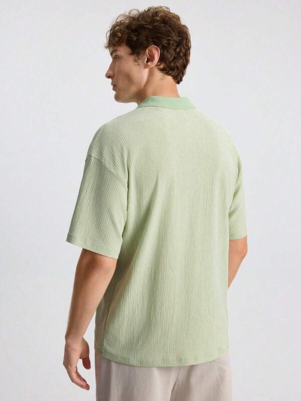 Ontre Chemise polo pour hommes d'été 2025 de couleur unie à manches courtes, décontractée et adaptée aux déplacements. Chemise décontractée chic pour les jeunes hommes pour les festivals de musique, les vacances, et une utilisation polyvalente quotidienne. – Image 3