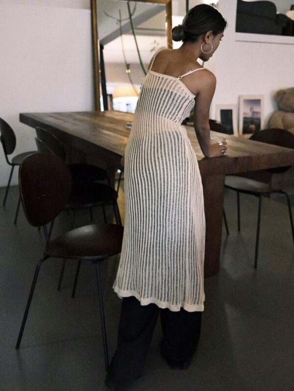 DAZY Top long tricoté de couleur unie avec découpes à l'avant et sur les côtés, et détails de bretelles, transparent pour l'été – Image 3