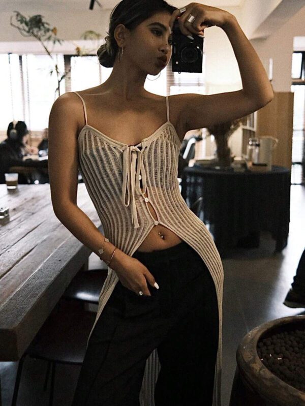 DAZY Top long tricoté de couleur unie avec découpes à l'avant et sur les côtés, et détails de bretelles, transparent pour l'été – Image 5