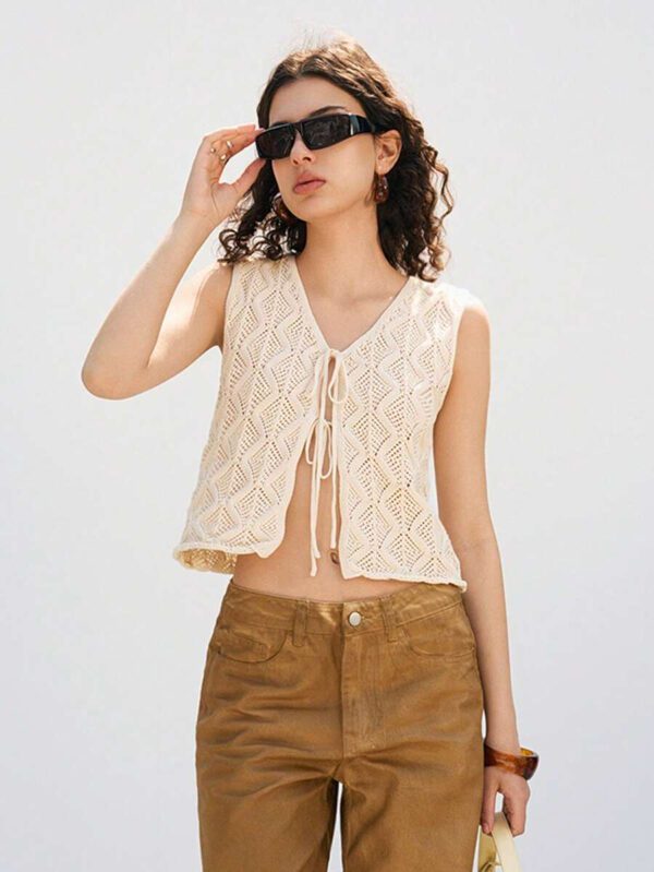 LYSMO Top sans manches en dentelle bohème beige unicolore pour femme, style printemps et été. Gilet en tricot ajouré avec nœud, look vacances. Hauts d'été pour femmes, tops en maille pour l'été – Image 2