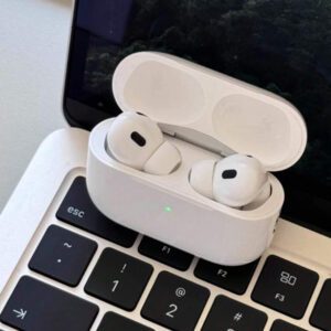 Écouteurs sans fil pour un usage quotidien. Boîtier de charge compact avec un ajustement intra-auriculaire ergonomique et une connexion transparente pour le travail, les déplacements et la détente