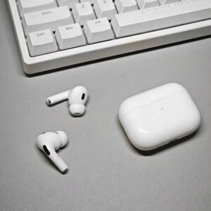 Écouteurs sans fil pour un usage quotidien. Boîtier de charge compact avec un ajustement intra-auriculaire ergonomique et une connexion transparente pour le travail, les déplacements et la détente