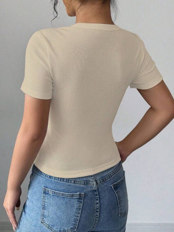 Gloray Crop top t-shirt femme à col rond ajusté, couleur unie avec boutons décoratifs – Image 23