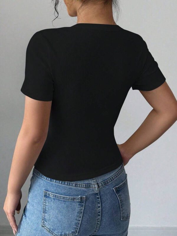 Gloray Crop top t-shirt femme à col rond ajusté, couleur unie avec boutons décoratifs – Image 29
