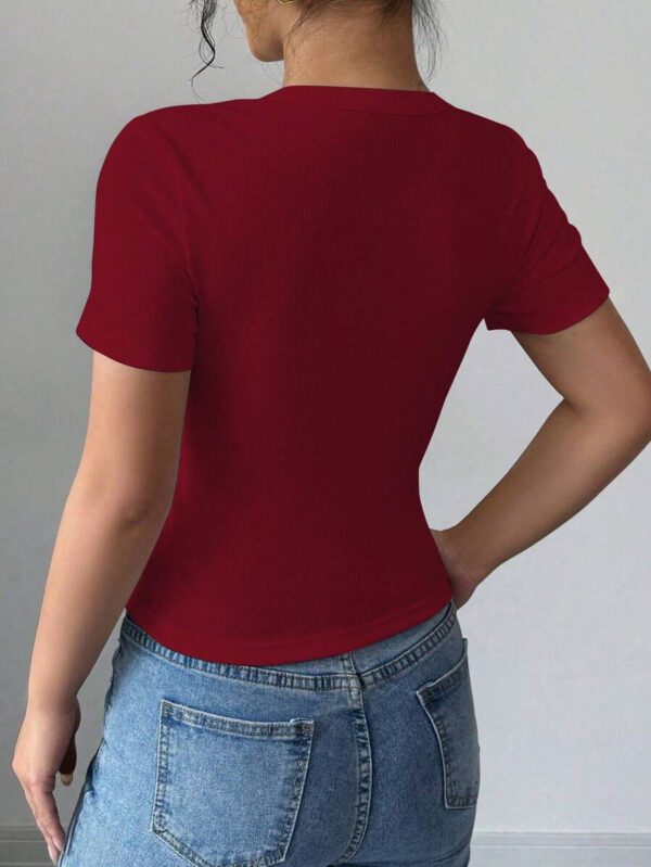 Gloray Crop top t-shirt femme à col rond ajusté, couleur unie avec boutons décoratifs – Image 41