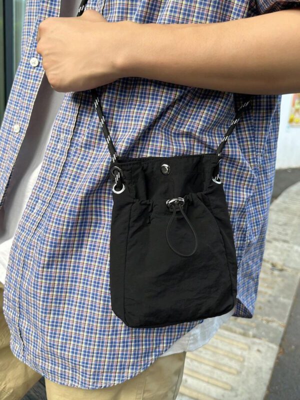 Sacoche/sac bandoulière mini pour homme, pochette pour téléphone, portefeuille. Idéal pour la randonnée, les voyages d'automne, Noël, l'hiver. Cadeaux pour hommes. Sac d'épaule polyvalent, grande capacité, extérieur mode et décontracté. Petit sac pour hommes, sac pour portable – Image 12