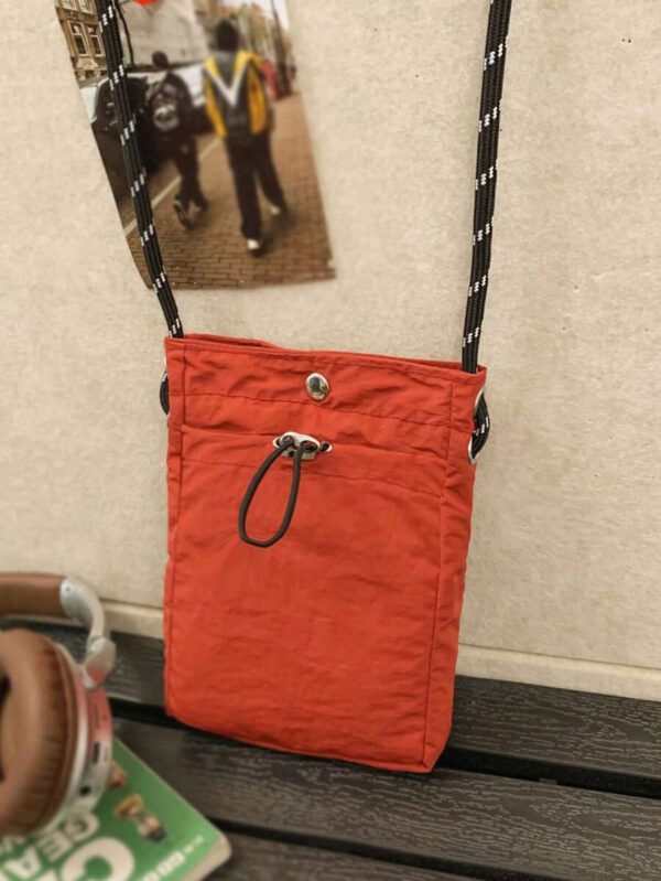 Sacoche/sac bandoulière mini pour homme, pochette pour téléphone, portefeuille. Idéal pour la randonnée, les voyages d'automne, Noël, l'hiver. Cadeaux pour hommes. Sac d'épaule polyvalent, grande capacité, extérieur mode et décontracté. Petit sac pour hommes, sac pour portable – Image 38