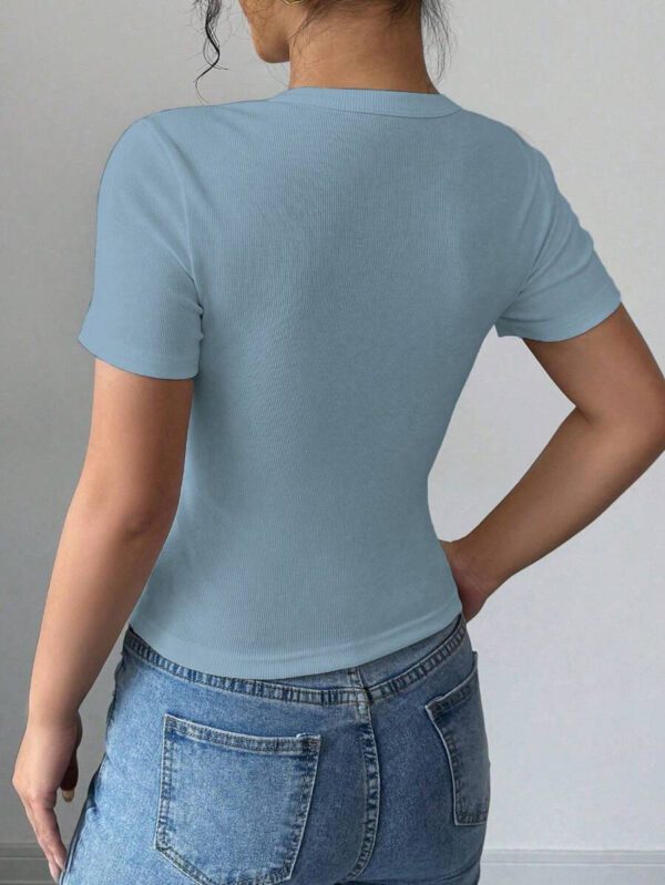 Gloray Crop top t-shirt femme à col rond ajusté, couleur unie avec boutons décoratifs – Image 10