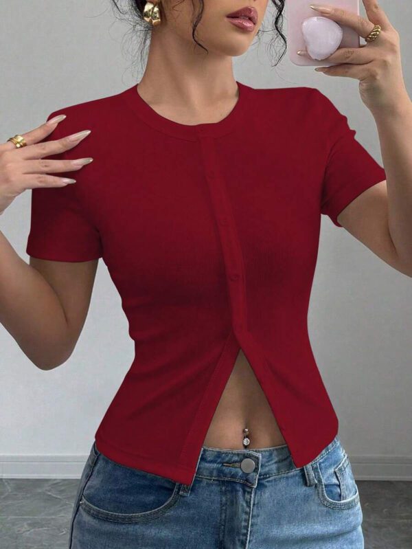 Gloray Crop top t-shirt femme à col rond ajusté, couleur unie avec boutons décoratifs – Image 40