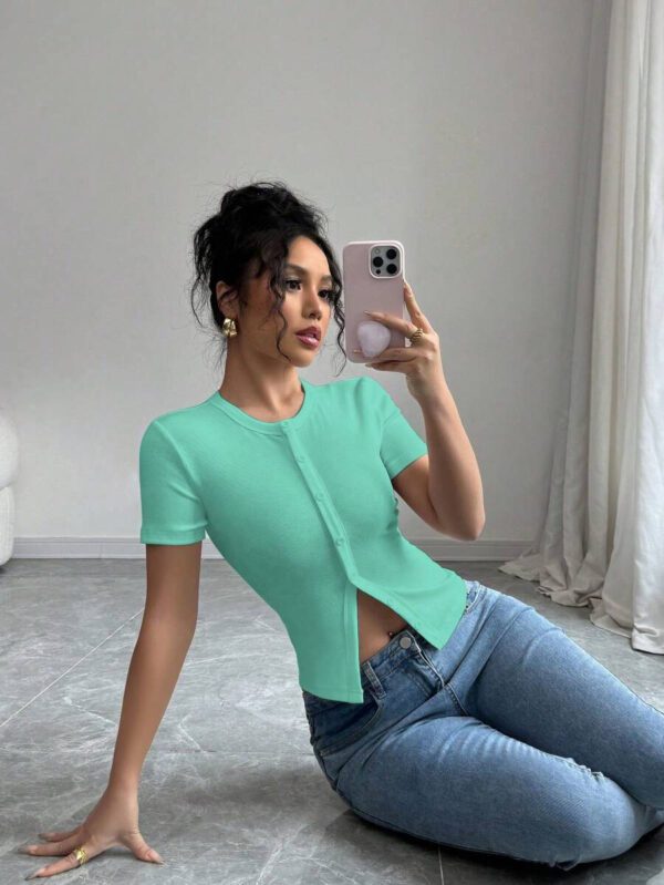 Gloray Crop top t-shirt femme à col rond ajusté, couleur unie avec boutons décoratifs – Image 56