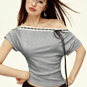 Rina Fox T-shirt décontracté à manches courtes avec col asymétrique et design de cravate à carreaux pour femmes, été