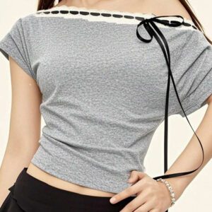 Rina Fox T-shirt décontracté à manches courtes avec col asymétrique et design de cravate à carreaux pour femmes, été