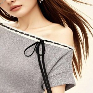 Rina Fox T-shirt décontracté à manches courtes avec col asymétrique et design de cravate à carreaux pour femmes, été