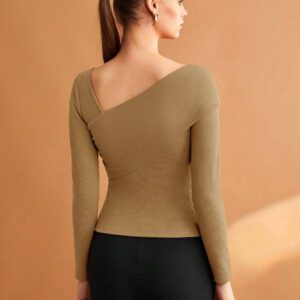 BizChic Été 2025 Nouveau T-shirt décontracté ajusté asymétrique pour femmes, convient pour le travail, les déplacements quotidiens, les tenues élégantes de villégiature, les invités de mariage, les festivals de musique, les brunchs, les voyages en aéroport, le style vintage des années 90