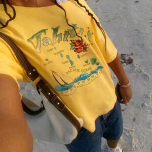 SHEIN T-shirt décontracté à épaules obliques et motif lettre à la mode pour femme
