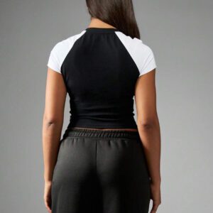 Missguided x Playboy Crop top style raglan de type t-shirt bébé, mode Y2K avec logo de lapin. T-shirt ajusté à manches courtes, vêtement essentiel pour festival d'été