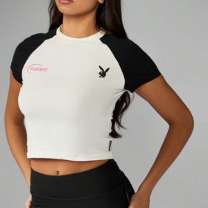 Missguided x Playboy Crop top style raglan de type t-shirt bébé, mode Y2K avec logo de lapin. T-shirt ajusté à manches courtes, vêtement essentiel pour festival d'été