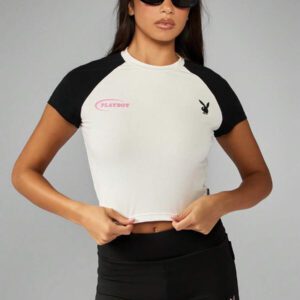Missguided x Playboy Crop top style raglan de type t-shirt bébé, mode Y2K avec logo de lapin. T-shirt ajusté à manches courtes, vêtement essentiel pour festival d'été