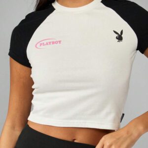 Missguided x Playboy Crop top style raglan de type t-shirt bébé, mode Y2K avec logo de lapin. T-shirt ajusté à manches courtes, vêtement essentiel pour festival d'été