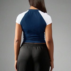 Missguided x Playboy Crop top style raglan de type t-shirt bébé, mode Y2K avec logo de lapin. T-shirt ajusté à manches courtes, vêtement essentiel pour festival d'été