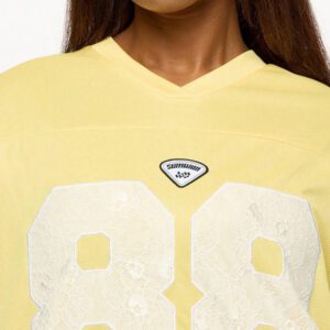 SUMWON WOMEN T-shirt oversize avec appliqué en dentelle, détails en maille, style de jersey universitaire, coupe ample, graphique numérique, style décontracté d'été