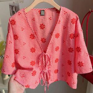 Comfortcana Nouvelle chemise à manches courtes pour femmes, à motif à carreaux rouges, broderie florale et nœud papillon tressé. Convient pour les vacances d'été