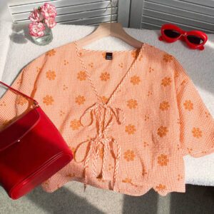 Comfortcana Nouvelle chemise à manches courtes pour femmes, à motif à carreaux rouges, broderie florale et nœud papillon tressé. Convient pour les vacances d'été