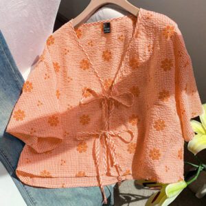 Comfortcana Nouvelle chemise à manches courtes pour femmes, à motif à carreaux rouges, broderie florale et nœud papillon tressé. Convient pour les vacances d'été