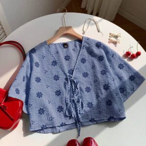Comfortcana Nouvelle chemise à manches courtes pour femmes, à motif à carreaux rouges, broderie florale et nœud papillon tressé. Convient pour les vacances d'été